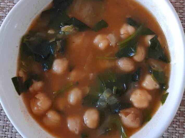 Sopa de garbanzos con espinacas