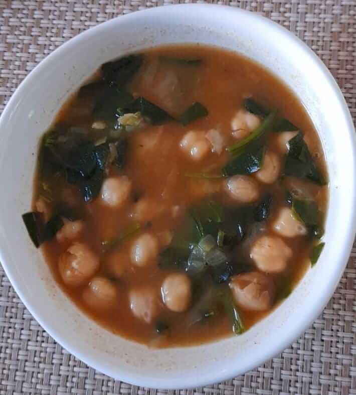 Sopa de garbanzo con espinaca