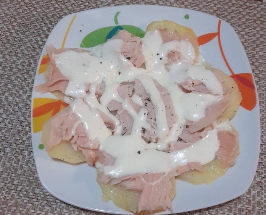 Papas con jamón y queso